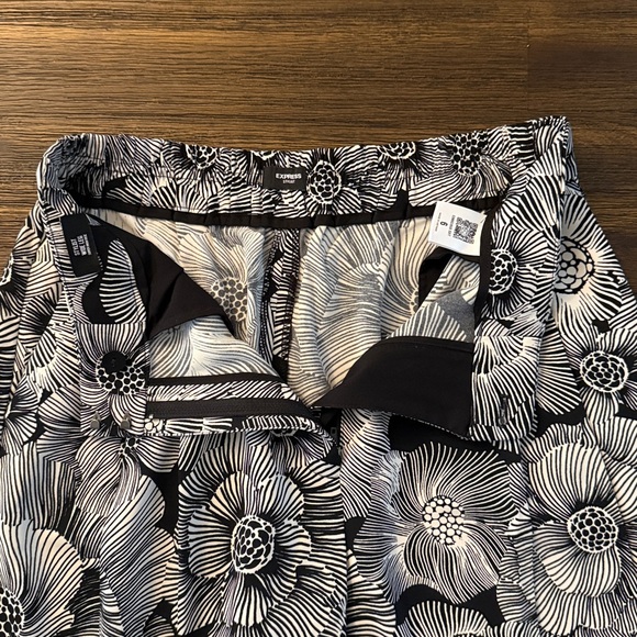 Express Stylist Super High Waisted Satin Pleated Wide Leg Floral Pant 6 Regular - Picture 4 of 15